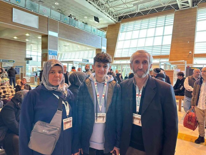 Yarı Yıl Tatilini Kutsal Topraklarda Geçirecekler: 150 Kişilik Kafile Dualarla Uğurlandı