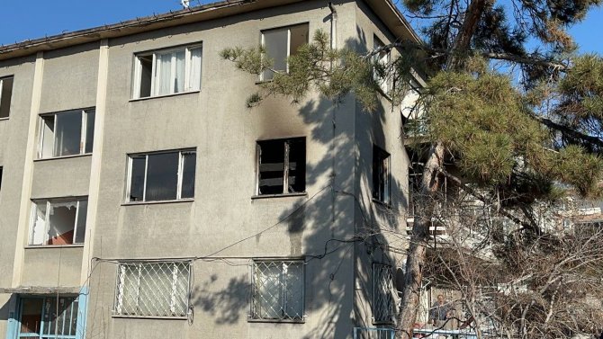 İ̇kamette Çıkan Yangında 1 Kişi Hastaneye Kaldırıldı