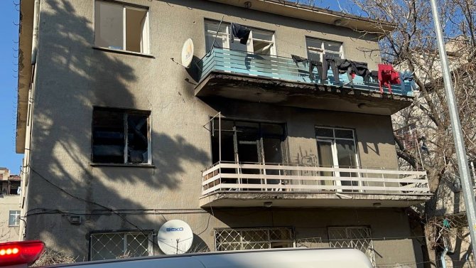 İ̇kamette Çıkan Yangında 1 Kişi Hastaneye Kaldırıldı