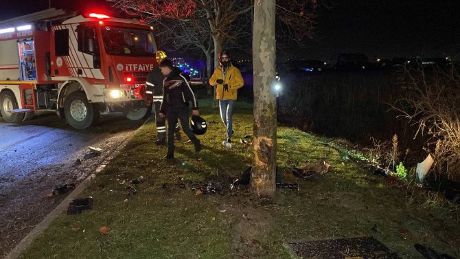 Kayganlaşan Yolda Otomobil Ağaca Çarpıp 10 Metre Sürüklendi: 1 Yaralı