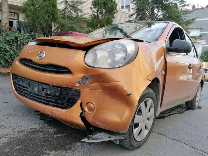 Hafif Ticari Araç İle Otomobil Kafa Kafaya Çarpıştı: 1 Yaralı