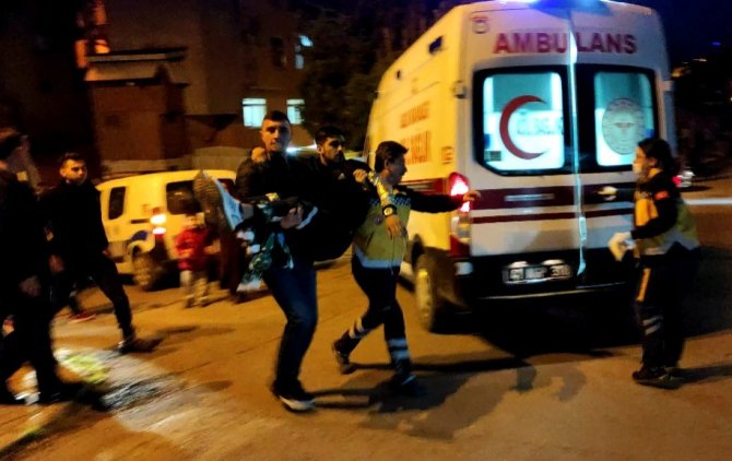 İ̇şyerinde Silahlı Saldırıya Uğrayan Arkadaşını Kucağında Taşıdı