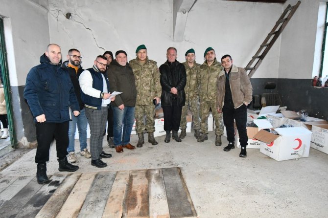 Kosova’da Görev Yapan Türk Askerinden Selzedelere Kıyafet Yardımı