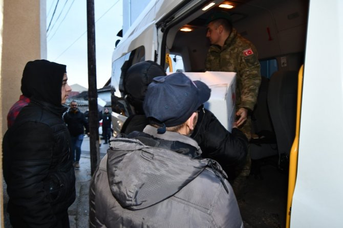 Kosova’da Görev Yapan Türk Askerinden Selzedelere Kıyafet Yardımı