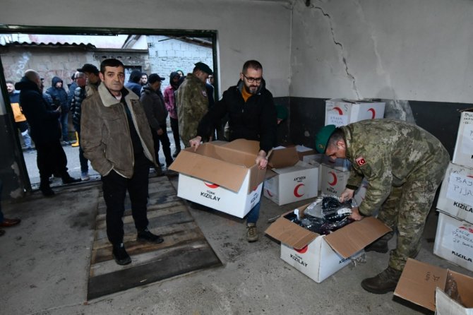 Kosova’da Görev Yapan Türk Askerinden Selzedelere Kıyafet Yardımı