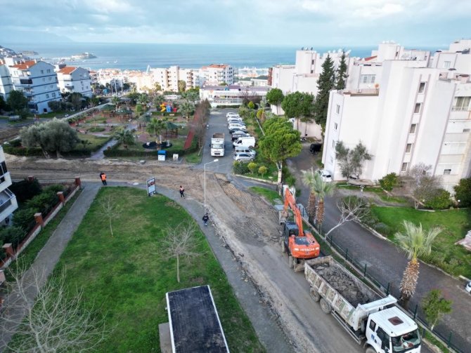 Kuşadası’nda Yol Çalışmaları Devam Ediyor