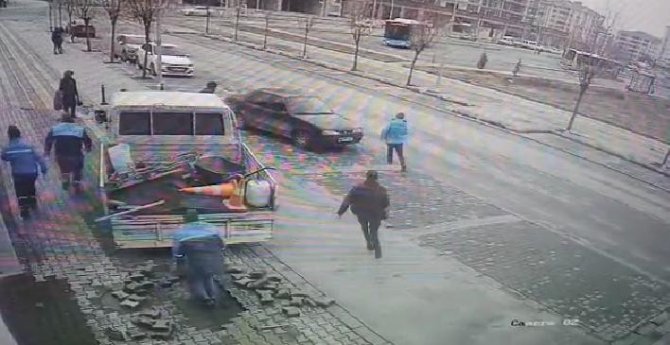 El Freni Çekilmeyi Unutulan Araç Paniğe Neden Oldu