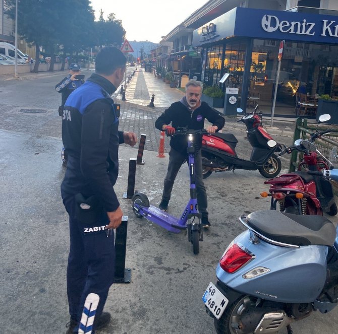 Marmaris’te Uygunsuz Park Edilen Skuterler Toplatıldı