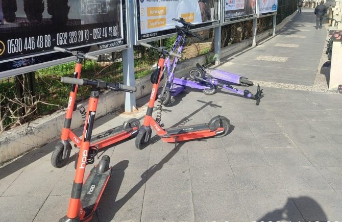 Marmaris’te Uygunsuz Park Edilen Skuterler Toplatıldı