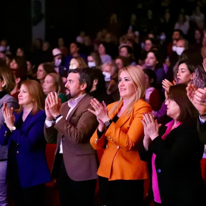 Merkezefendi’de ‘Ben Türkan Saylan’ Gösterisi Ayakta Alkışlandı