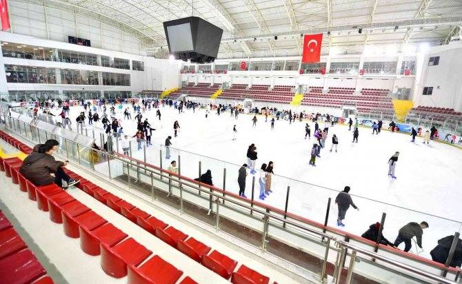 İ̇zmir’de Karneyi Alan Buz Pistine Koştu