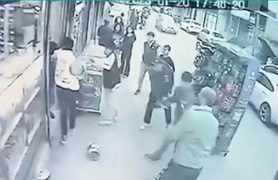 Kavgayı Ayırmaya Çalışan Esnafa Tüplü Saldırı Kameraya Yansıdı