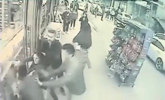 Kavgayı Ayırmaya Çalışan Esnafa Tüplü Saldırı Kameraya Yansıdı
