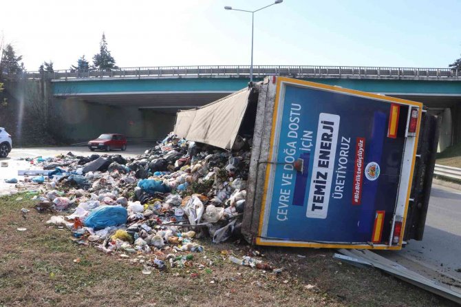 Atakum Belediyesinin Çöp Tırı Devrildi, Çöpler Yola Saçıldı