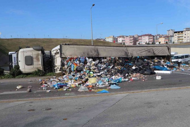 Atakum Belediyesinin Çöp Tırı Devrildi, Çöpler Yola Saçıldı