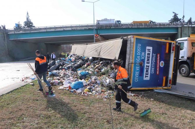 Atakum Belediyesinin Çöp Tırı Devrildi, Çöpler Yola Saçıldı