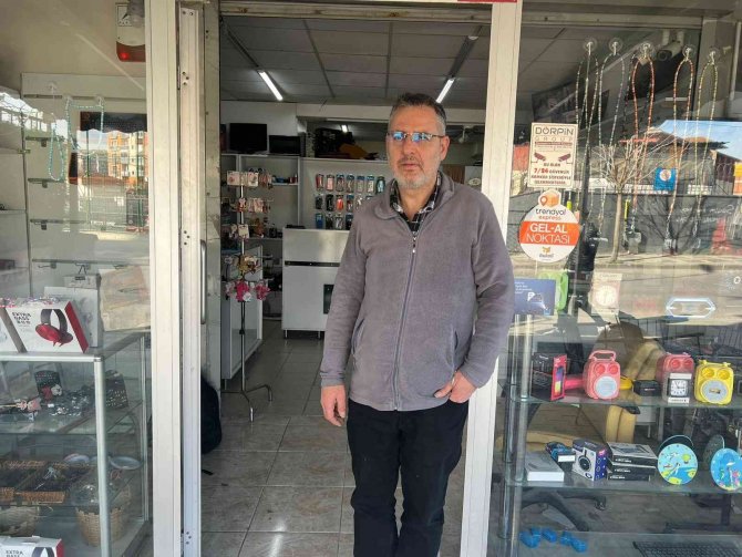 Ümraniye’de Çocuk Hırsızın Telefon Çaldığı Anlar Kameraya Yansıdı