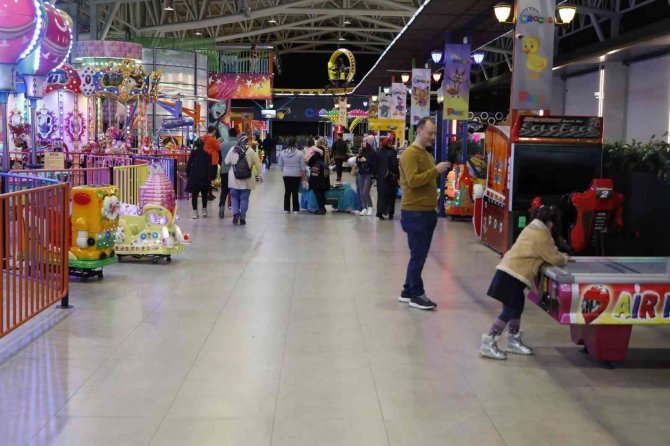 Çocuklar Kumsmall’da Ço Mutlu