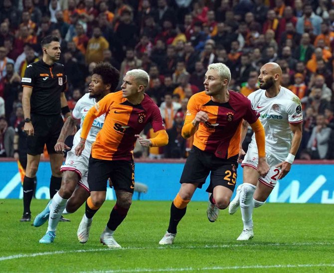 Spor Toto Süper Lig: Galatasaray: 0 - Antalyaspor: 0 (İ̇lk Yarı)