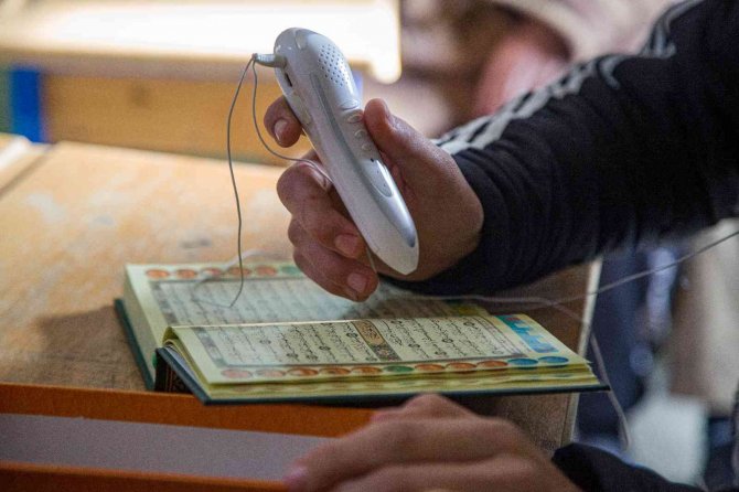 Suriye’deki Savaşta Gözlerini Kaybeden Siviller, Aldıkları Eğitimle Yeniden Okuyabiliyor
