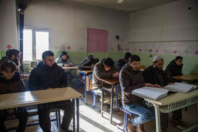 Suriye’deki Savaşta Gözlerini Kaybeden Siviller, Aldıkları Eğitimle Yeniden Okuyabiliyor