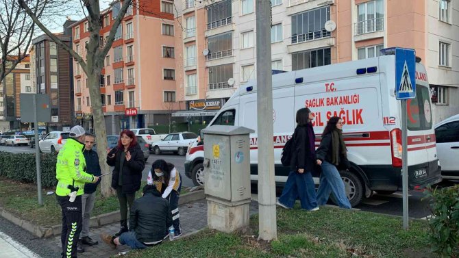 Motosikletin Tümsekte Yavaşlayan Otomobile Çarptığı Anlar Kamerada