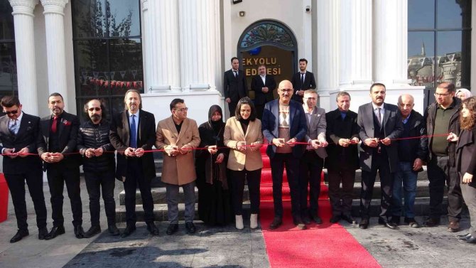 Van’da 57 Kez Ameliyat Olan Genç Kızdan Kaligrafi Sergisi