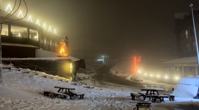Kar Kalınlığı 16 Santimetreyi Geçti, Vatandaşlar Uludağ’a Akın Etti