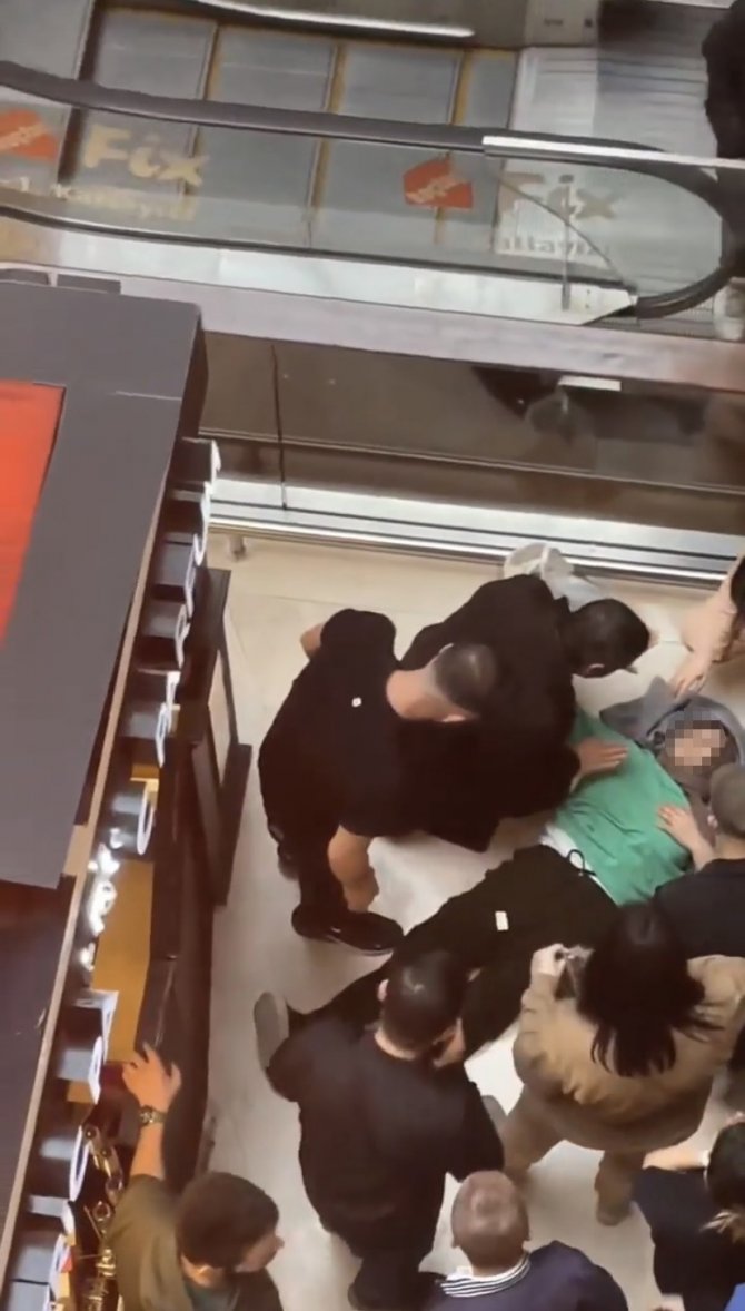 Ümraniye’de Avm’nin Birinci Katından Düşen Kadın Yaralandı