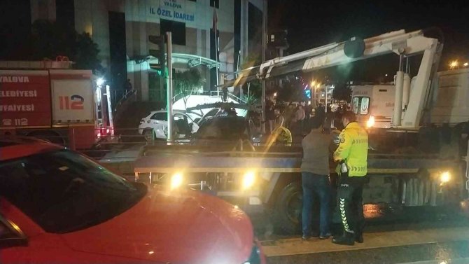Yalova’da İki Otomobil Çarpıştı: 1’i Ağır 4 Yaralı