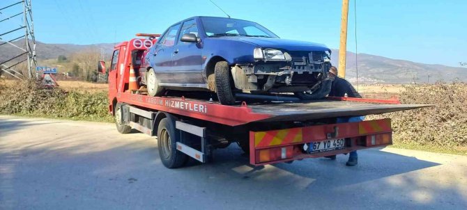 İ̇ki Araç Kafa Kafaya Çarpıştı: 3 Yaralı