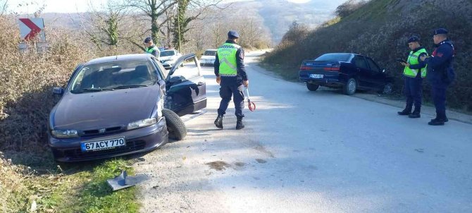 İ̇ki Araç Kafa Kafaya Çarpıştı: 3 Yaralı