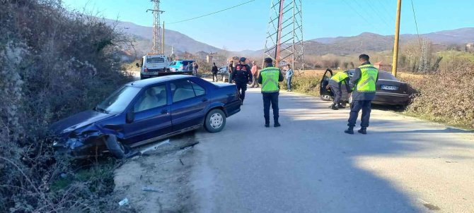 İ̇ki Araç Kafa Kafaya Çarpıştı: 3 Yaralı