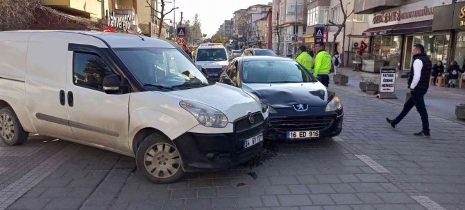 Tali Yoldan Çıktı, Kaza Yaptı: 1 Yaralı