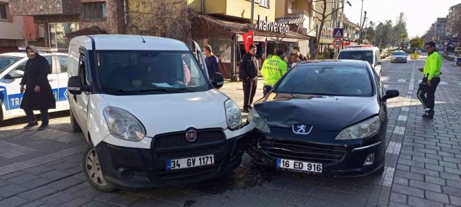 Tali Yoldan Çıktı, Kaza Yaptı: 1 Yaralı