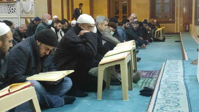 Adana’da Sabah Namazında Kubbeler Kuran Sesiyle İnledi