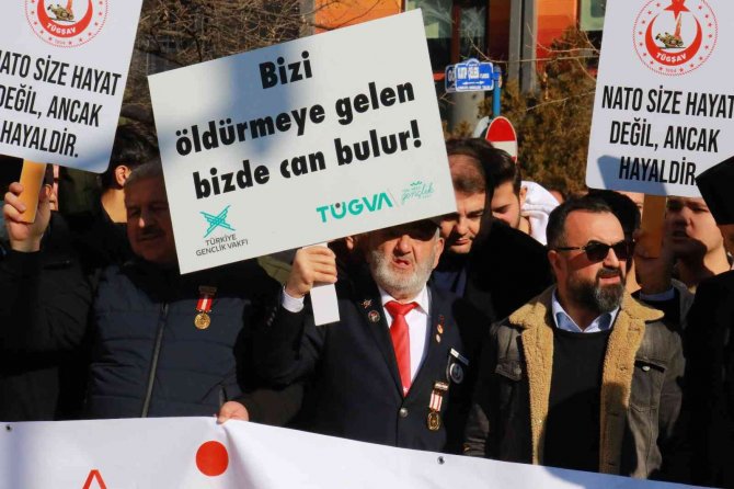 Ak Parti Gençlik Kolları Ve Tügva’dan İ̇sveç Büyükelçiliği Önünde Protesto