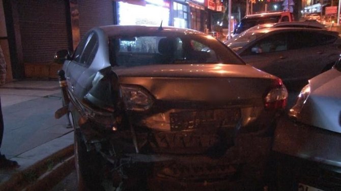 Alkollü Sürücü Park Halindeki 3 Araca Çarptı