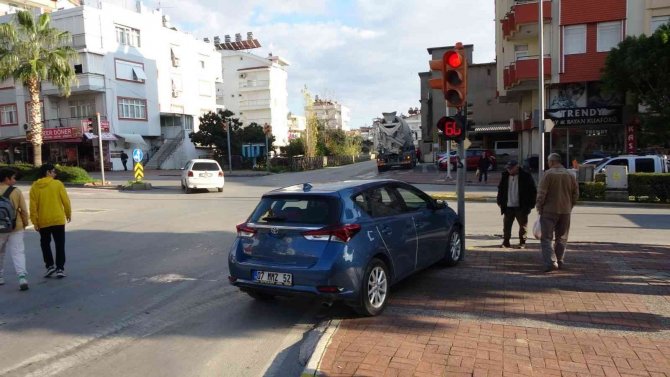 Beton Mikserinin Çarptığı Otomobil Trafik Işığına Vurarak Durabildi
