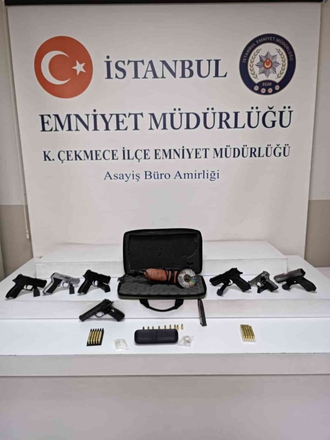 Küçükçekmece’de Operasyon: Uyuşturucu Ve Ruhsatsız Tabanca Satan Şahıs Yakalandı