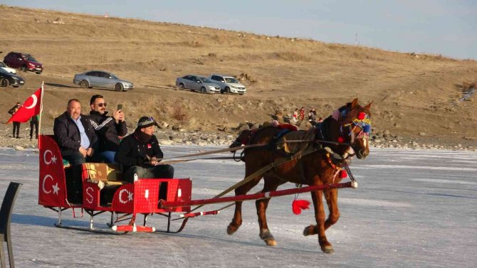 Çıldır Gölü’nde Hafta Sonu Yoğunluğu