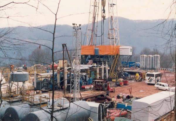 30 Yıl Önce Açılan Petrol Kuyusunun Yeniden Açılmasını Bekliyorlar