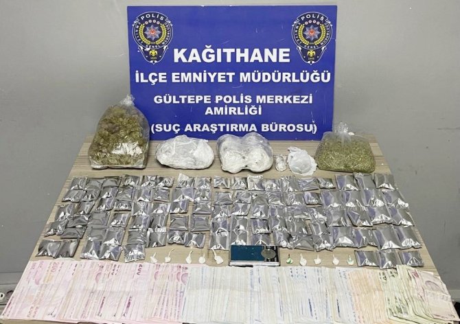 İ̇stanbul’da “Kara” Lakaplı Torbacı Baskınla Yakalandı: Yarım Milyonluk Uyuşturucu Çıktı