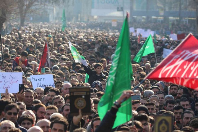 Batman’da Binlerce Kişi İ̇sveç’te Kur’an-ı Kerim’in Yakılmasını Protesto Etti