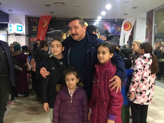 25 Bin Öğrenciye Karne Hediyesi: Sinema Filmi İçin Salonlara Akın Ettiler