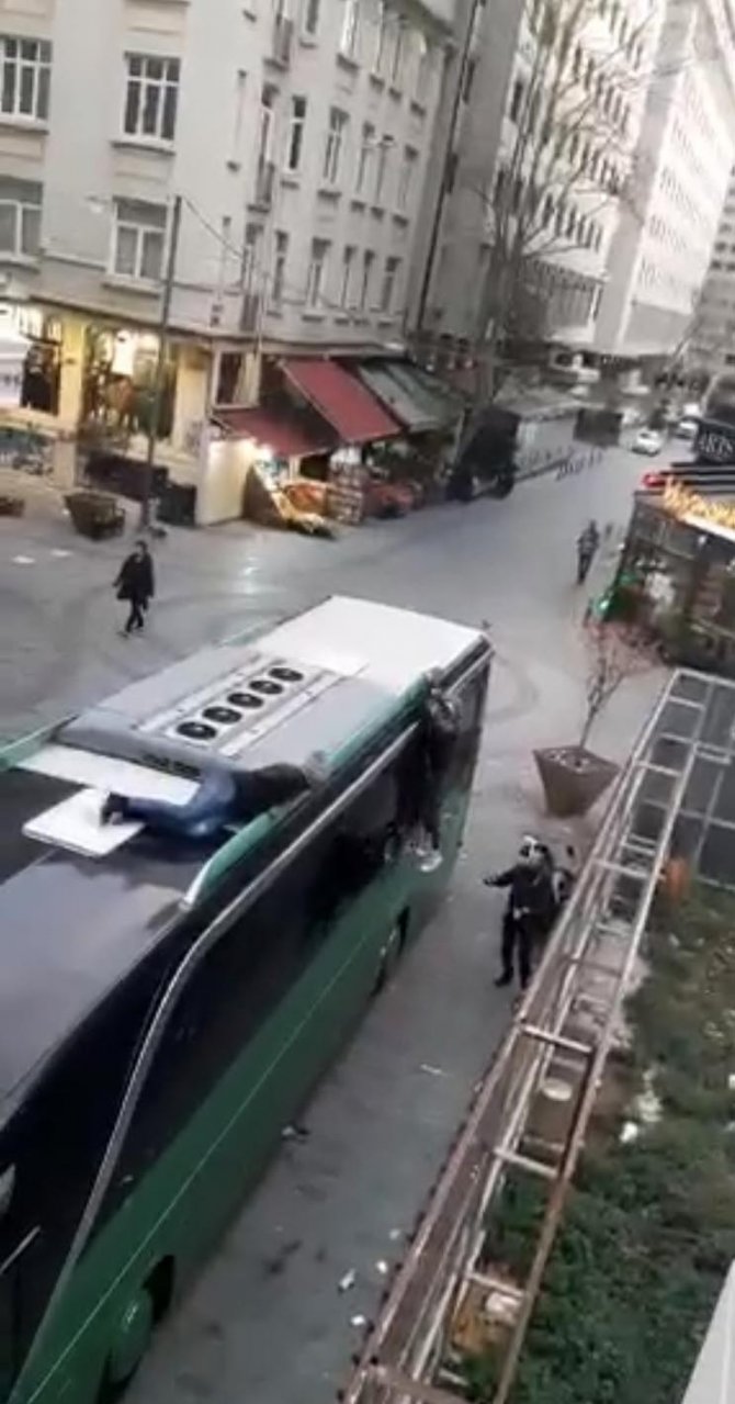 İ̇stanbul’da Yunanistan’a Giden Otobüsün Üstüne Gizlenen Faslı Şahıslar Yakalandı