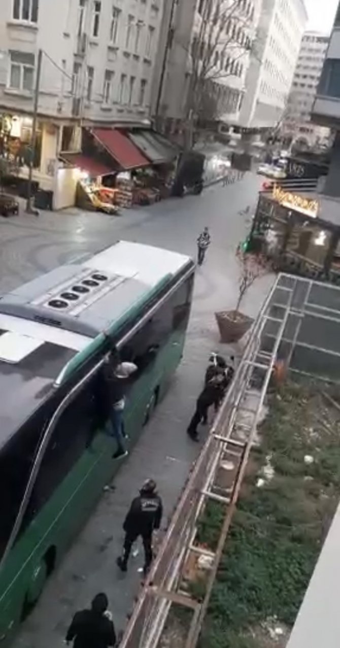 İ̇stanbul’da Yunanistan’a Giden Otobüsün Üstüne Gizlenen Faslı Şahıslar Yakalandı