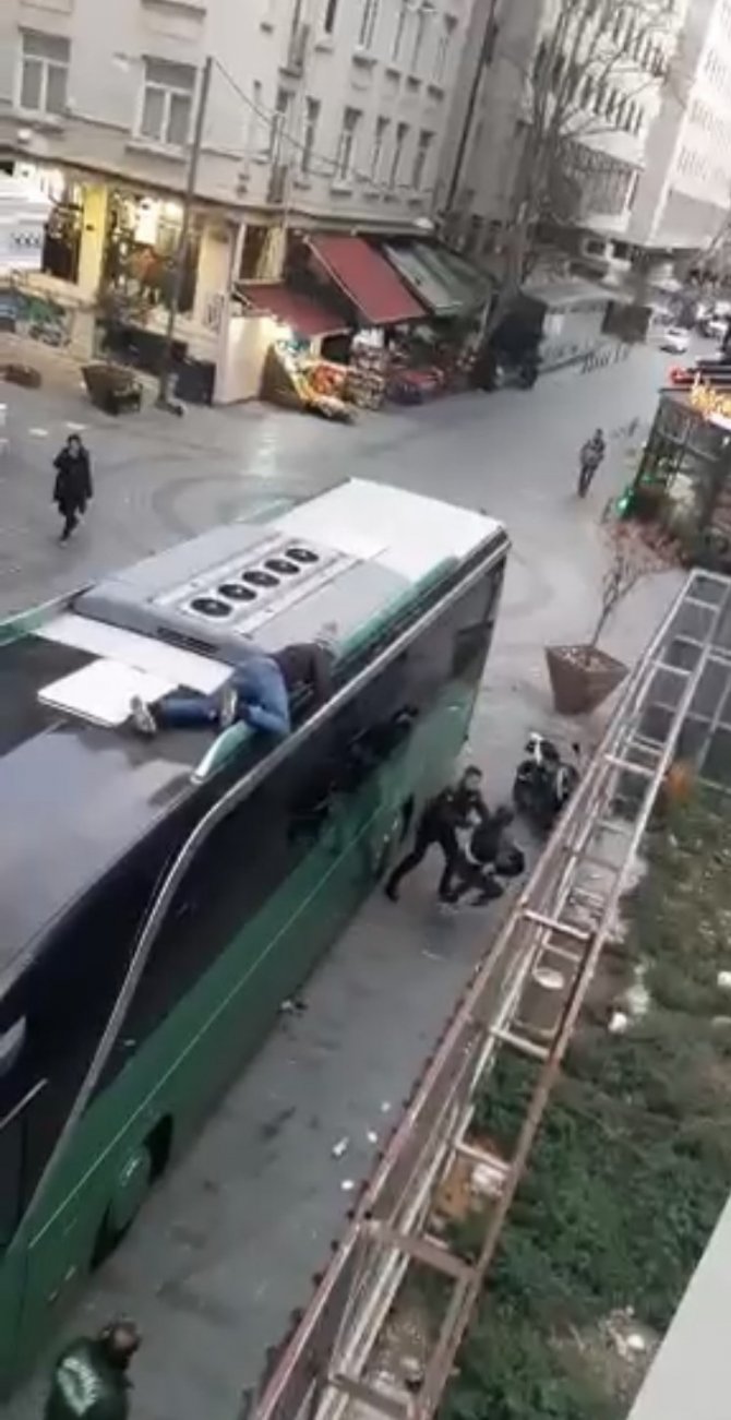 İ̇stanbul’da Yunanistan’a Giden Otobüsün Üstüne Gizlenen Faslı Şahıslar Yakalandı