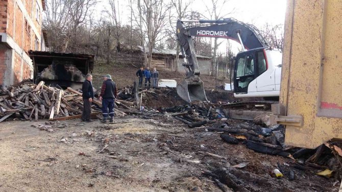 Yangından Damadı Ve Kızı Sayesinde Kurtuldu, Evinden Geriye Sadece Enkazı Kaldı