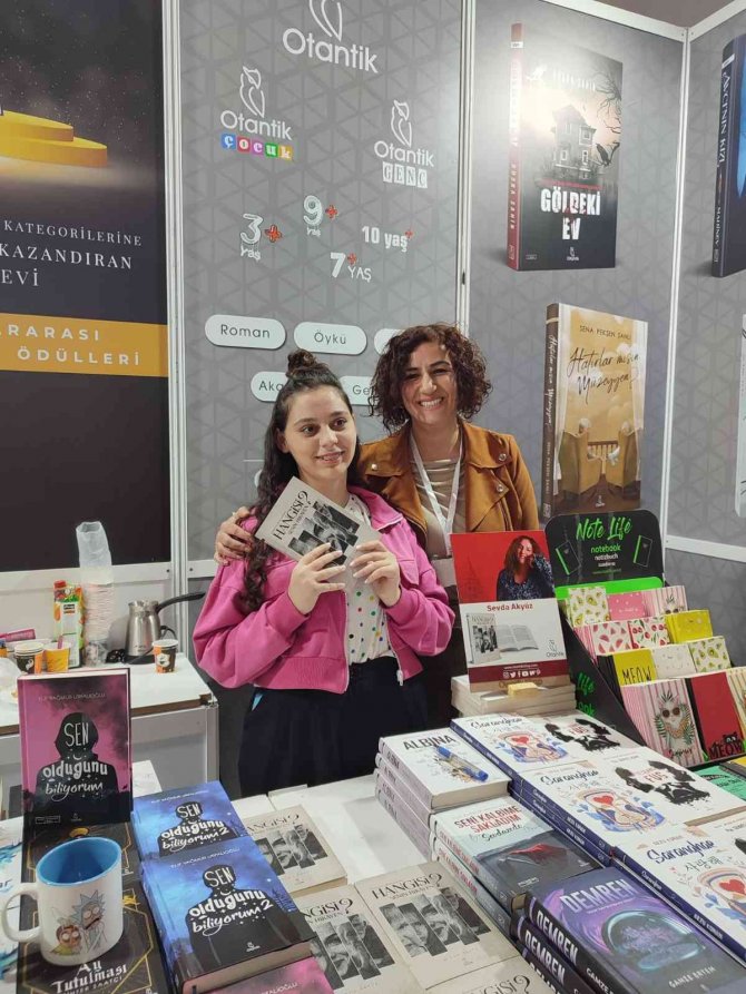 Üç Aylıkken Yurda Verildi, Babasını 9 Annesini 24 Yaşında Tanıdı Yazar Oldu